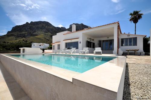 XOROI Villa primera linea mar con vistas a Bahía Alcudia — 4-Star Luxury Hotel in Arta, Spain
