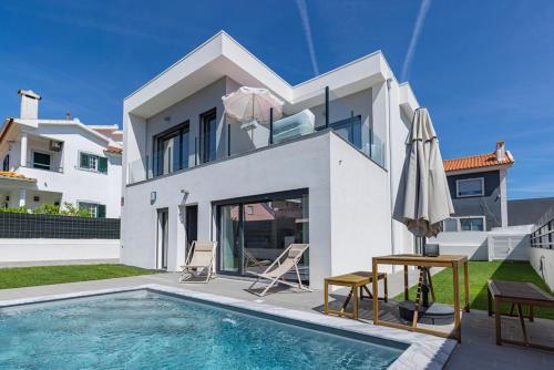 Poolside oasis by Caparica beach - carbon neutral hotel in Charneca