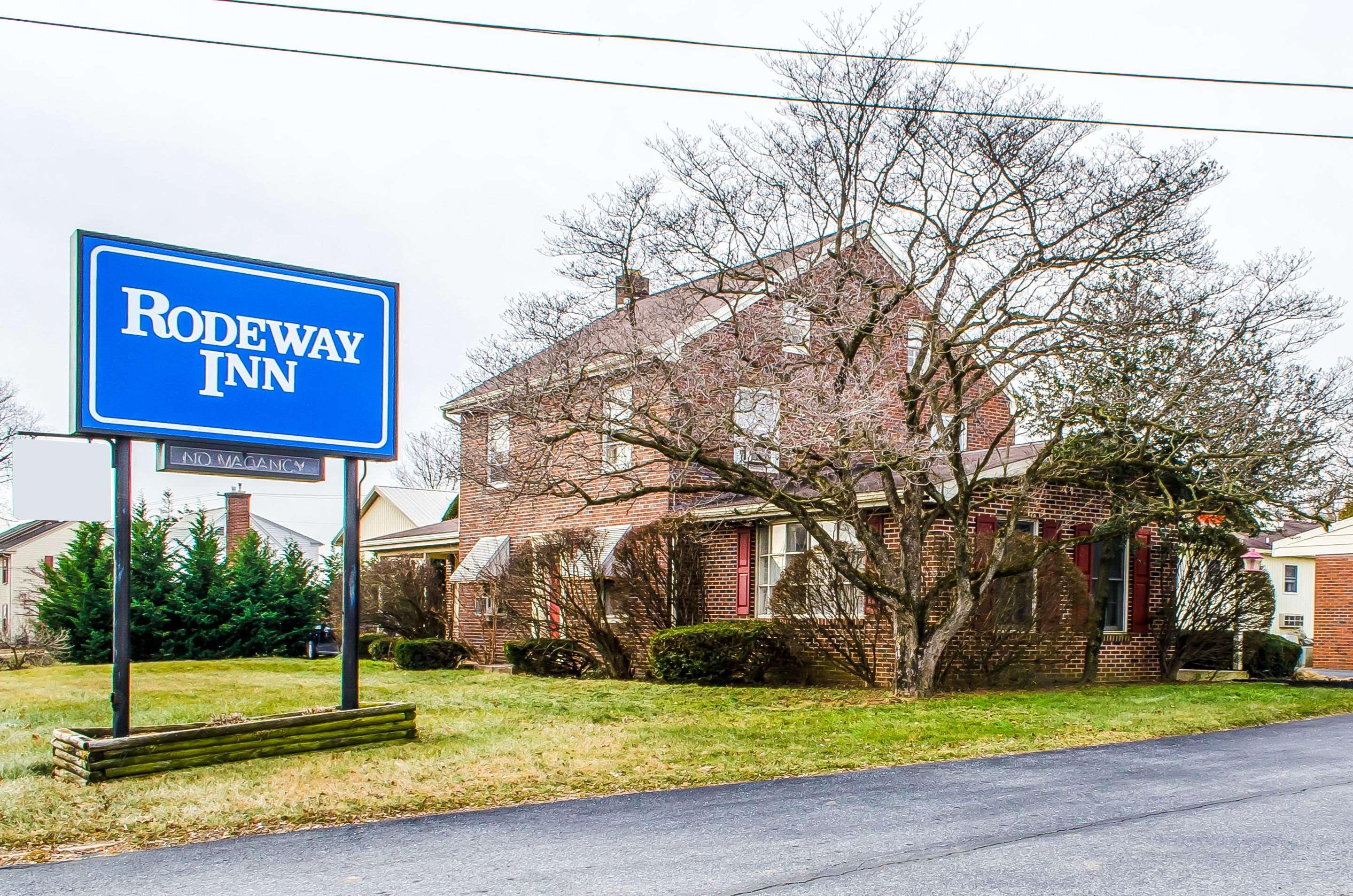 Rodeway Inn Akron - photo 4