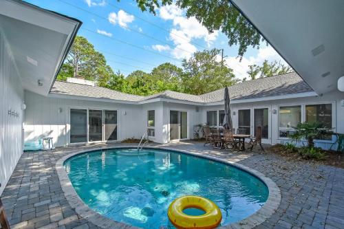 4310 Ninth Street in Saint Simons Island, United States