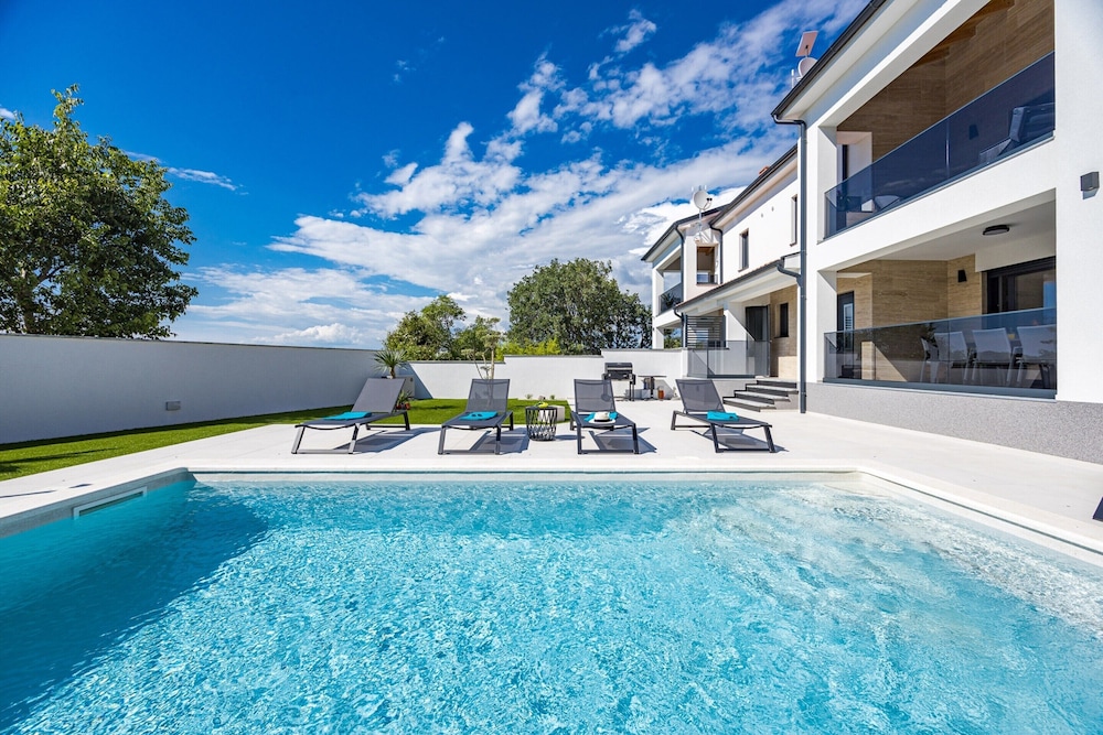 Villa in Pula near Hidrobaza Beach — 4-Star Luxury Hotel in Pula, Croatia