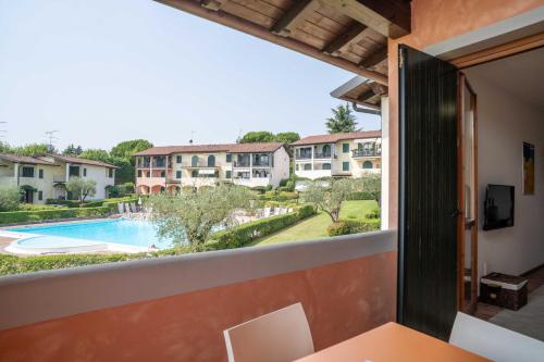La casa di Elen con piscina e terrazza — 4-Star Luxury Hotel in Polpenazze Del Garda, Italy