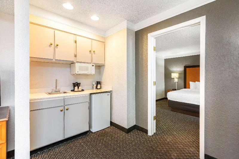 Travelodge by Wyndham El Paso Airport - photo 9