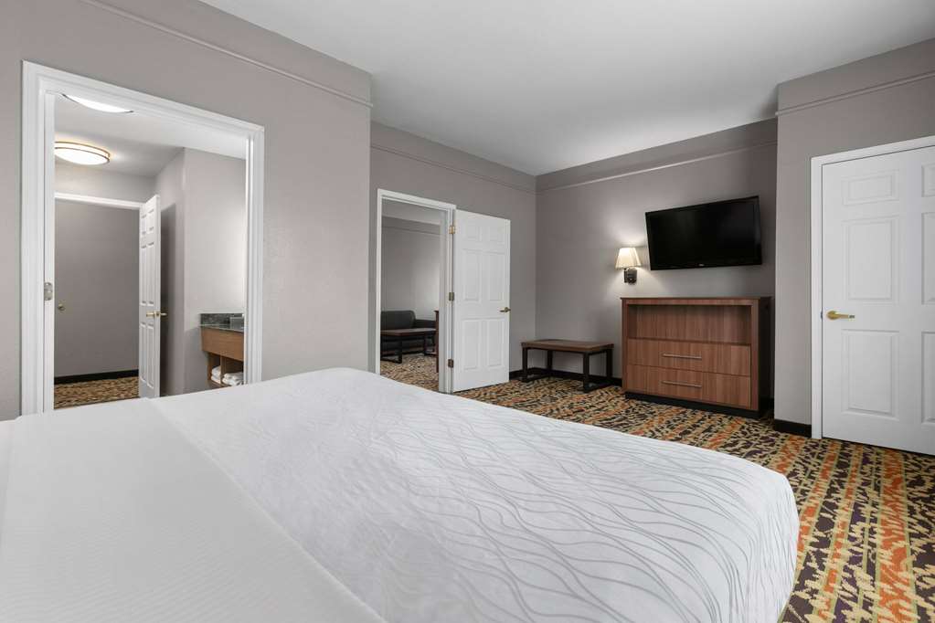 La Quinta Inn & Suites by Wyndham Belton Temple South - photo 22