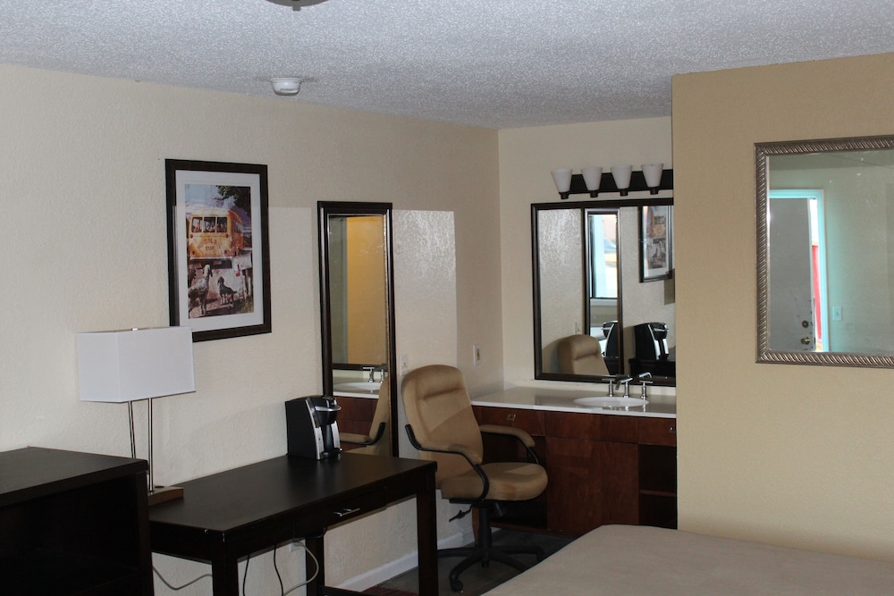 Grand Motel Inn and Suites of Reform AL - photo 9