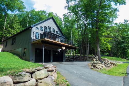 Modern Chalet with Hot Tub and Lake Access — 4-Star Luxury Hotel in Monticello, United States