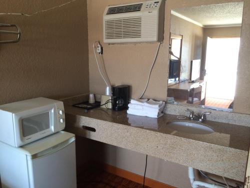 Lake Shore Motel - photo 12