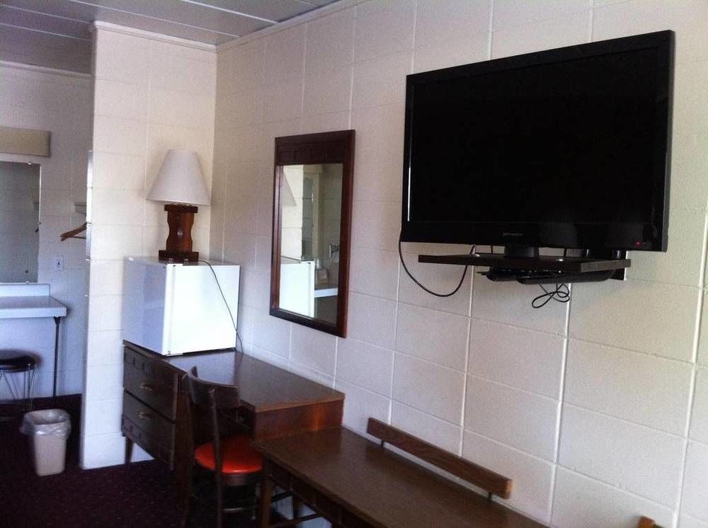 Hamilton Holiday Motel - photo 11