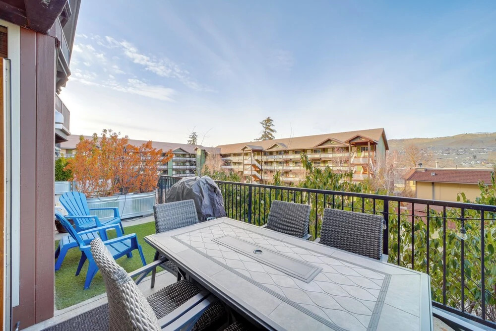Walk to Lake Chelan Top Level Waterfront Condo — 4-Star Luxury Hotel in Chelan, United States