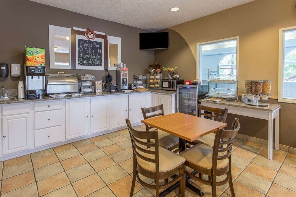 Rock Island Inn & Suites Streator IL - photo 39