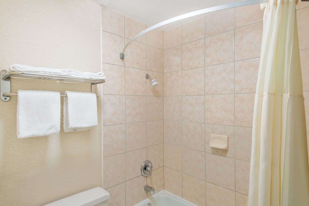 Days Inn by Wyndham Roanoke Hollins Near I 81 - photo 9