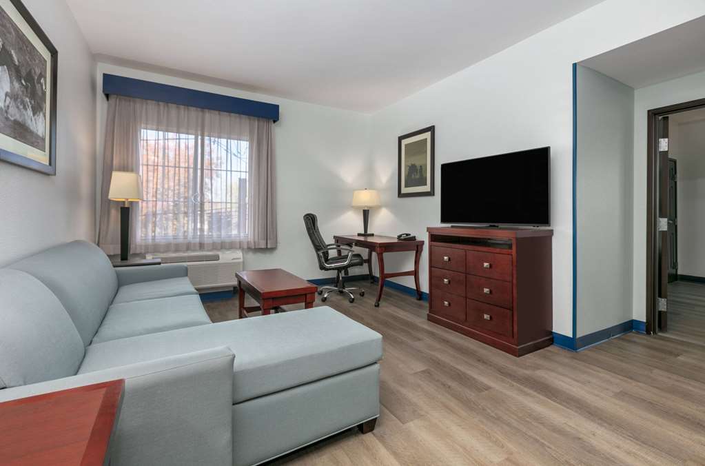 La Quinta Inn & Suites by Wyndham Fort Worth NE Mall - photo 23