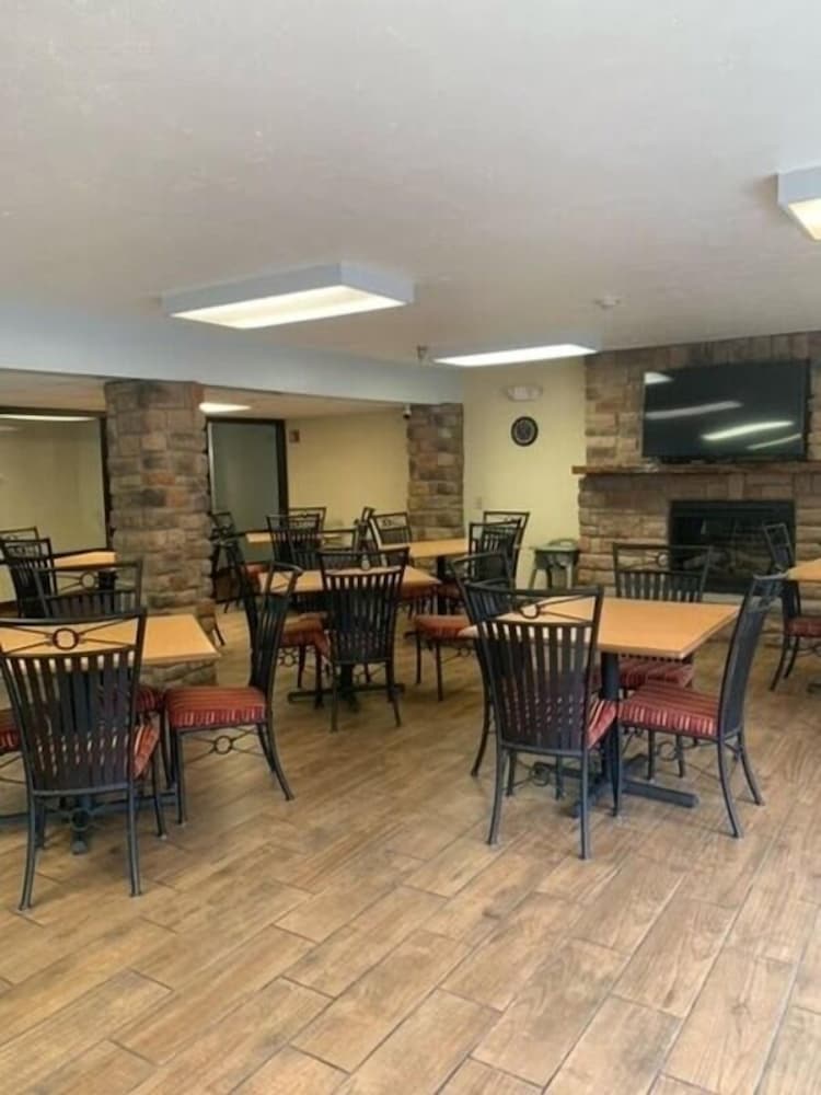 The Boardwalk Inn - photo 8