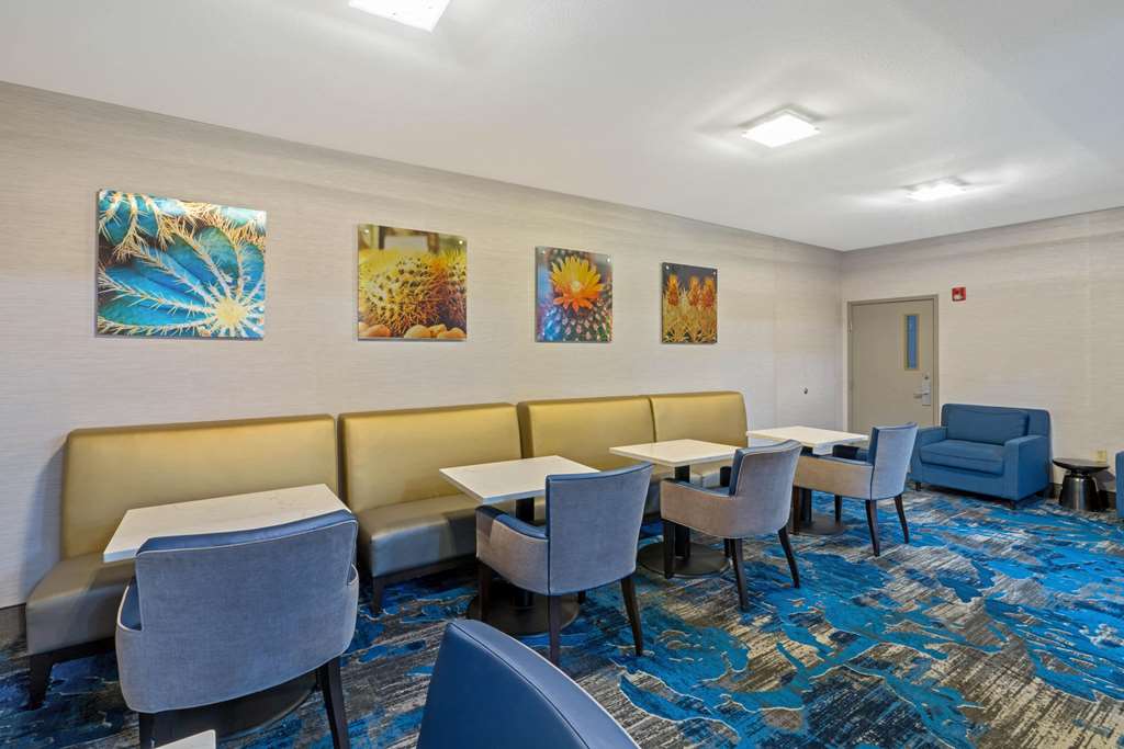 La Quinta Inn & Suites by Wyndham Phoenix I 10 West - photo 45