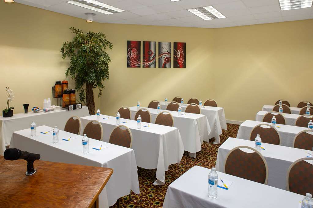 Days Inn & Suites by Wyndham Tallahassee Conf Center I 10 - photo 21