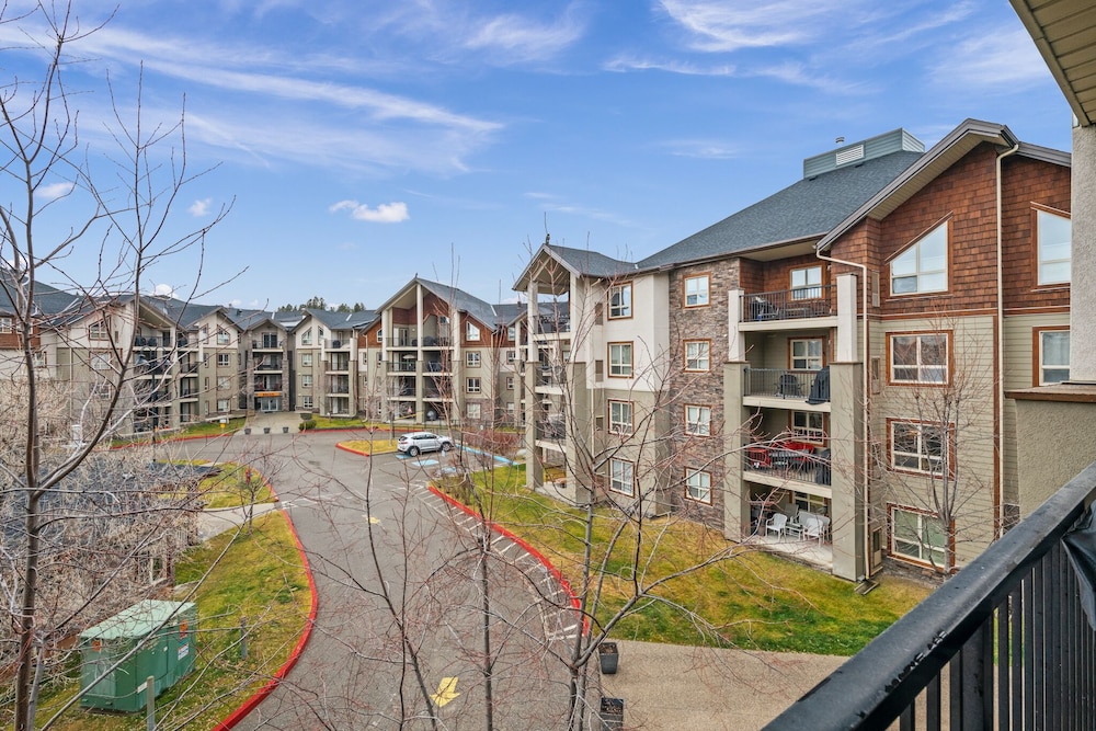 Rustic Modern 2 Bed 2 Bath with Lakeview Pool And Hot Tub — 4-Star Luxury Hotel in Invermere, Canada