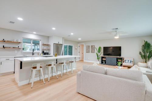 Cape Coral Home with Pool and Boat Dock 5 Mi to Beach — 4-Star Luxury Hotel in Cape Coral, United States