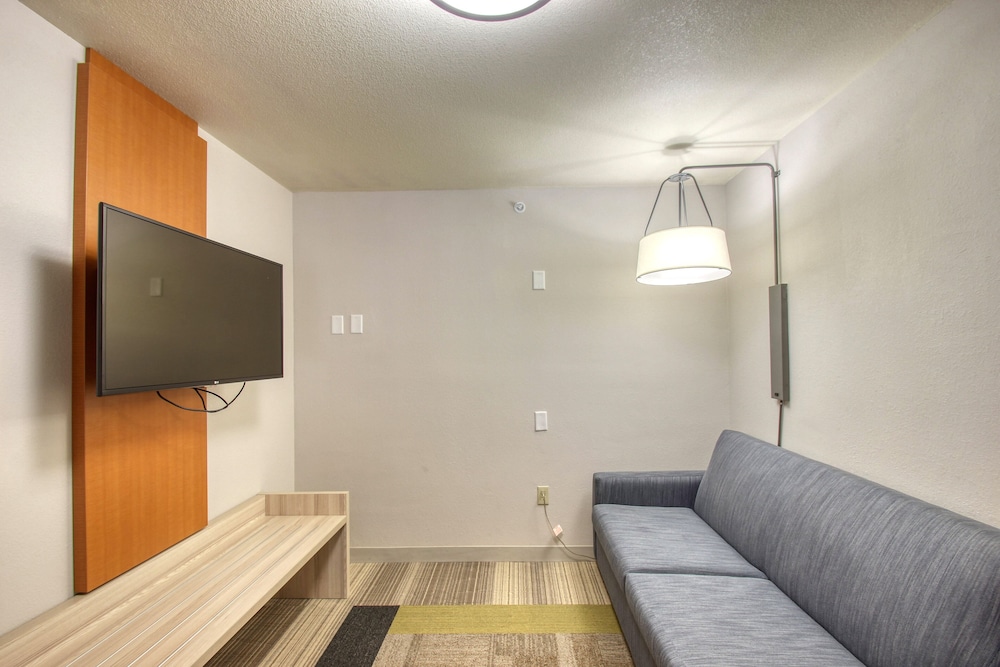 Holiday Inn Express Hotel & Suites Milwaukee Airport by IHG - photo 52