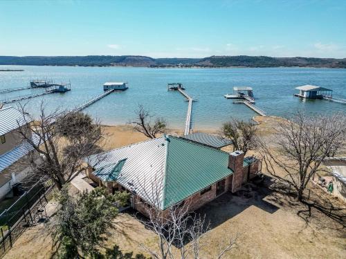 Family Lakefront Home with Large Porch — 4-Star Luxury Hotel in Graham, United States