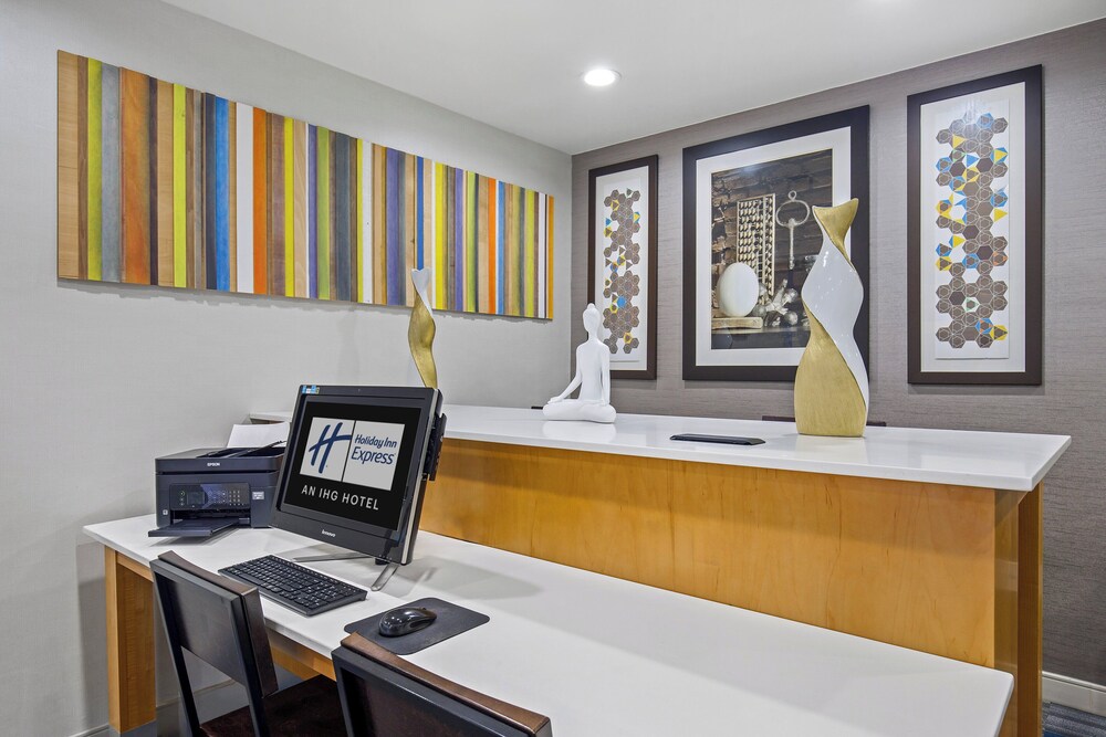 Holiday Inn Express & Suites Locust Grove by IHG - photo 33