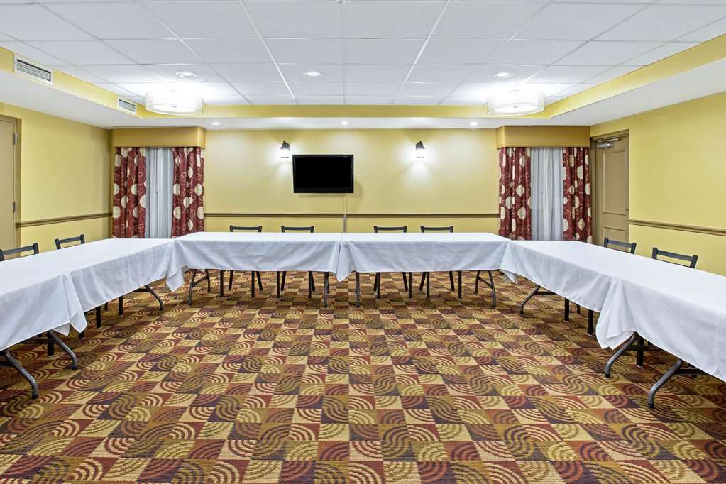 La Quinta Inn & Suites by Wyndham Salina - photo 50