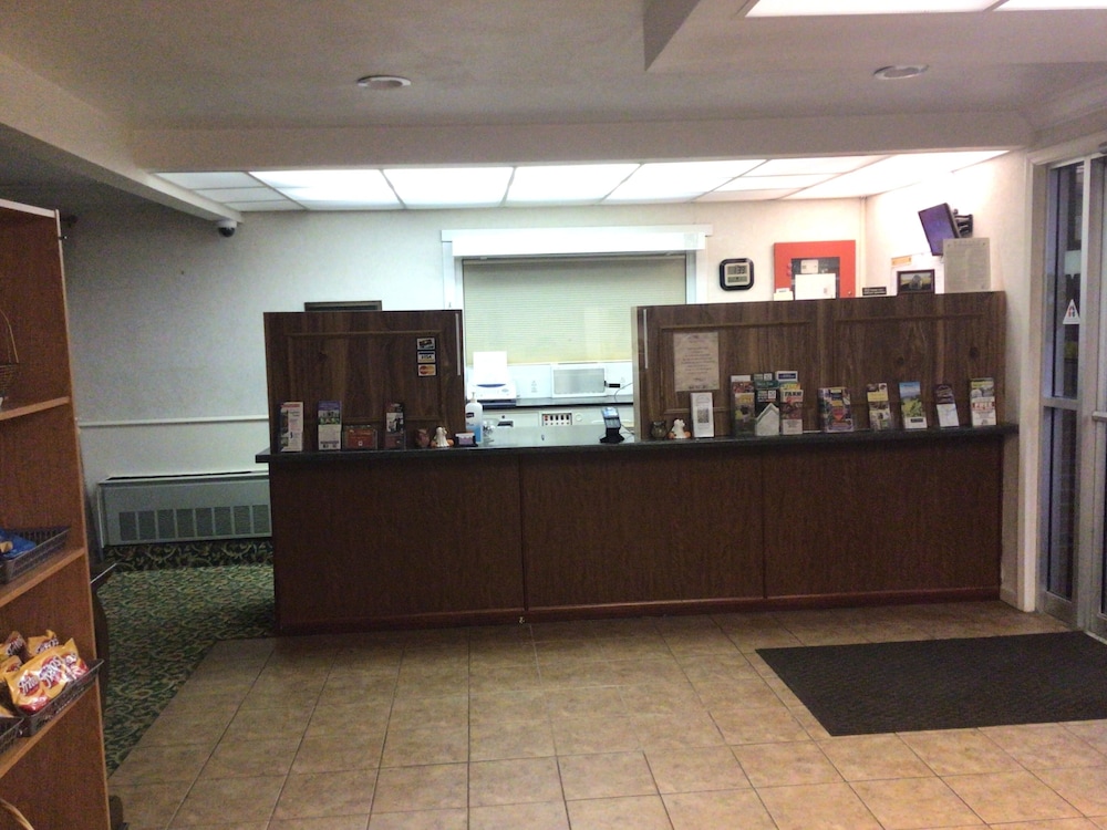 Colonial Brick Inn & Suites - carbon neutral hotel in Hallstead