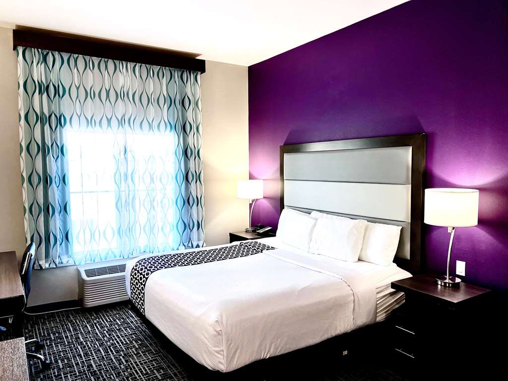 La Quinta Inn & Suites by Wyndham Pharr North McAllen - photo 27