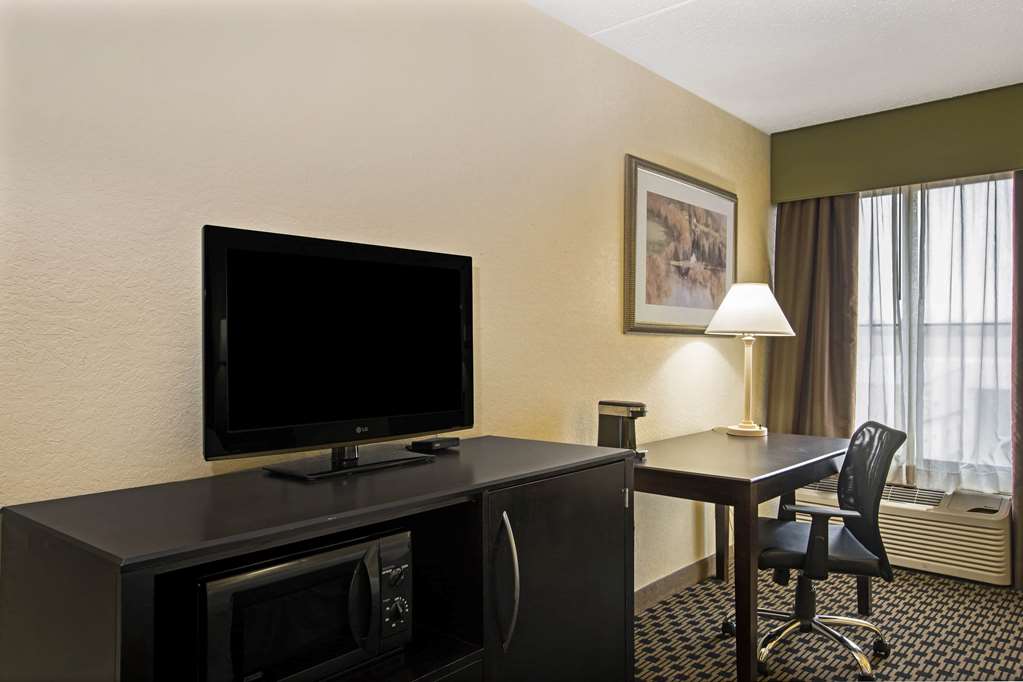 La Quinta Inn & Suites by Wyndham Salina - photo 24