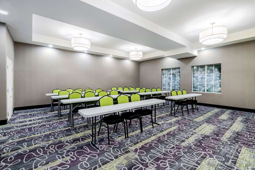 La Quinta Inn & Suites by Wyndham DFW Airport West Bedford - photo 26