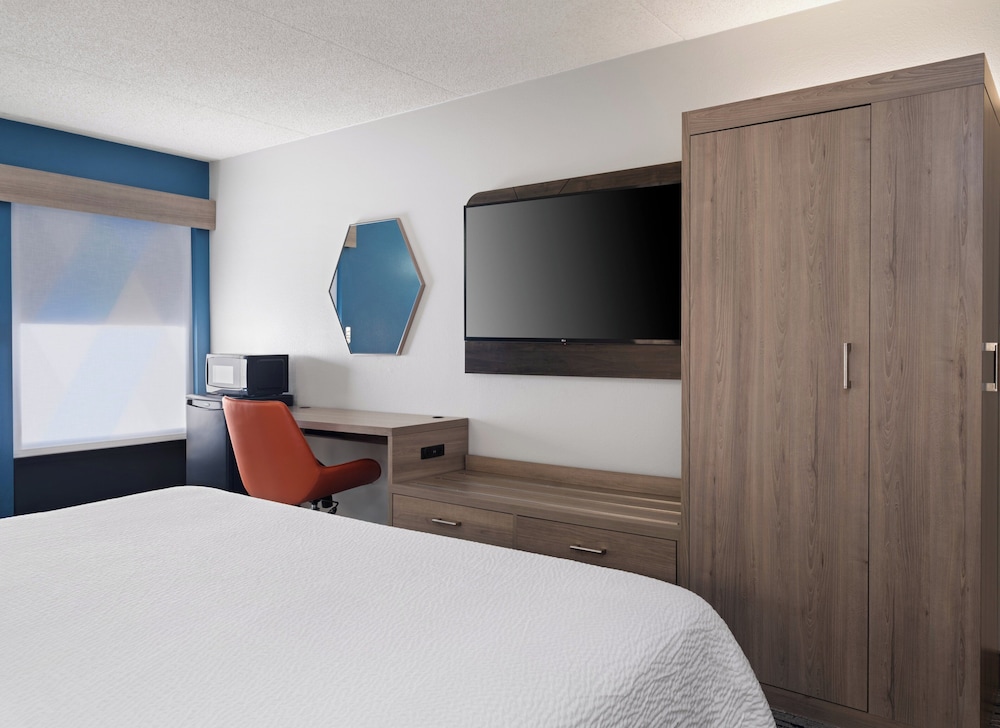 Holiday Inn Express Indianapolis Airport by IHG - photo 25