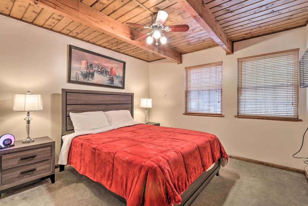 5 Mi to Camelback Henryville Home with Hot Tub — 4-Star Luxury Hotel in Henryville, United States