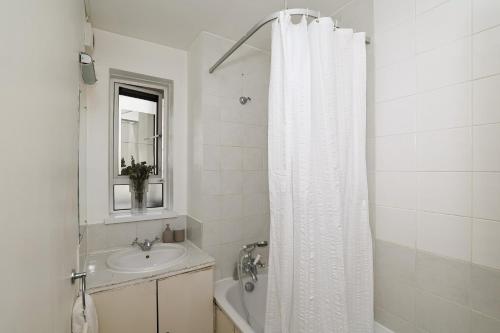 Spacious 2 bedroom Apartment In Holborn — 4-Star Luxury Hotel in London, United Kingdom