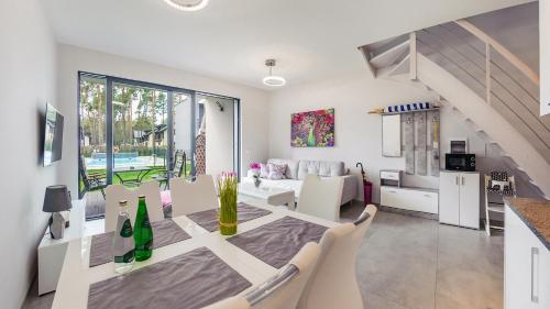 Prestige House Apartament 2 sypialnie z ogródkiem i basenem — 4-Star Luxury Hotel in Pobierowo, Poland