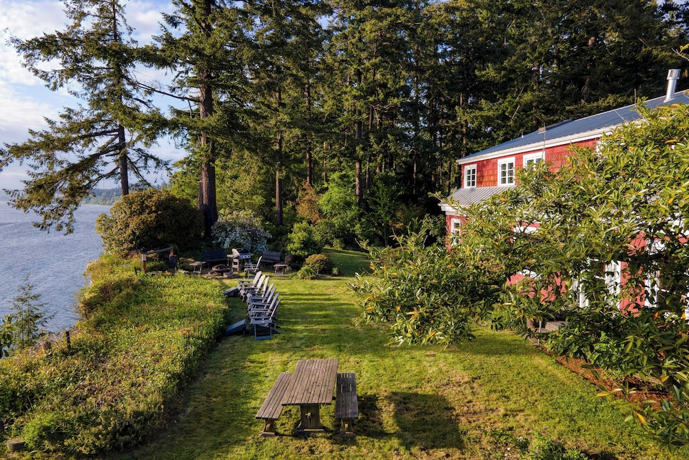Maxwelton Aerie Bluffside Retreat w Sweeping Puget Sound Views Firepit in Clinton, United States
