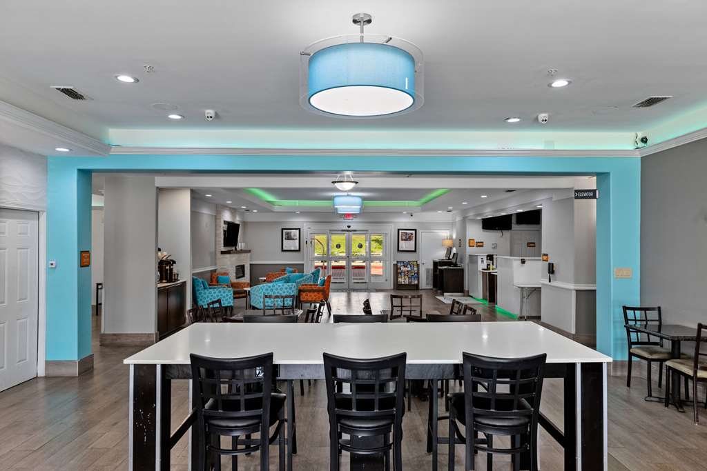 La Quinta Inn & Suites by Wyndham Raymondville - photo 31