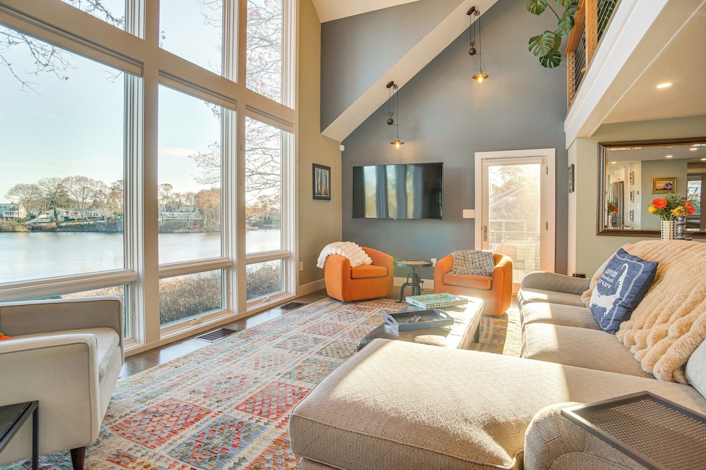 1 Mi To Ferry And Beach Waterfront Hyannis Home — 4-Star Luxury Hotel in Hyannis, United States