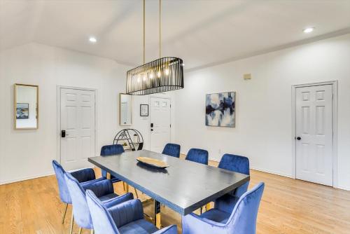 Impressive 5BR 3 5BA Holiday Home with Pool Game Room & Cinema Room — 4-Star Luxury Hotel in Irving, United States