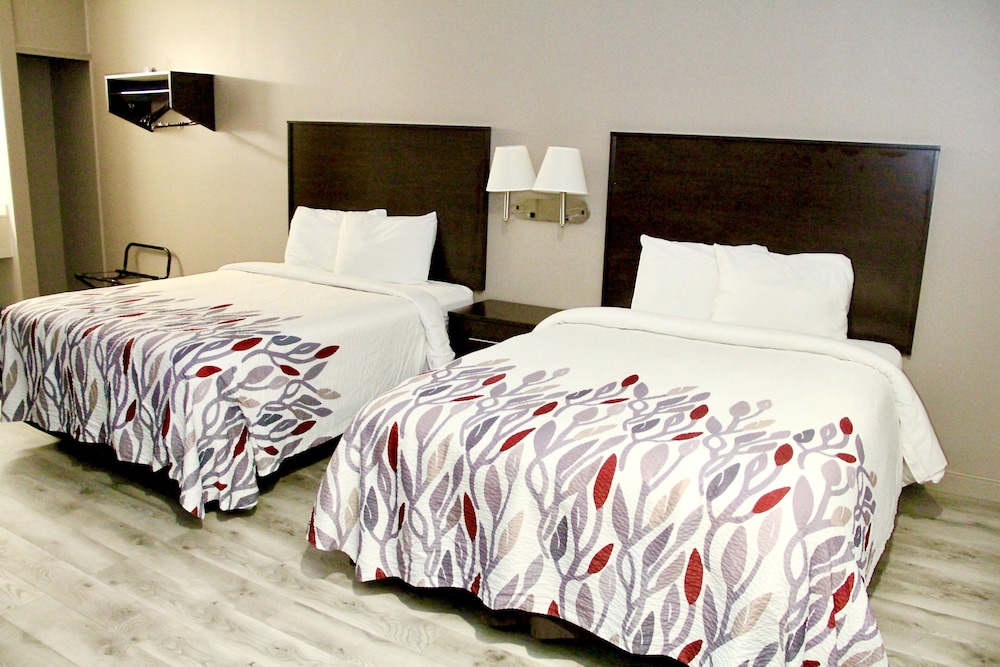 Red Roof Inn & Suites Lake Orion Auburn Hills - photo 2