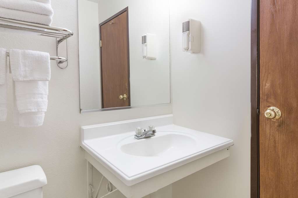 Super 8 by Wyndham Colorado Springs Chestnut Street - photo 8