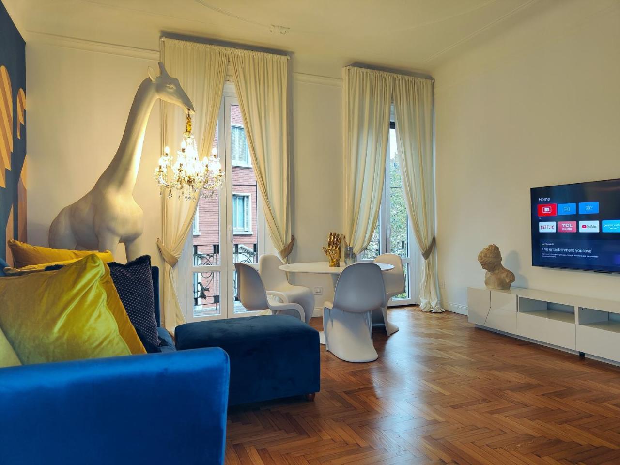 Luxury Apartment 2 bedrooms and 2 baths in Milan downtown with AC WiFi Subway aiport conneted — 4-Star Luxury Hotel in Milan, Italy