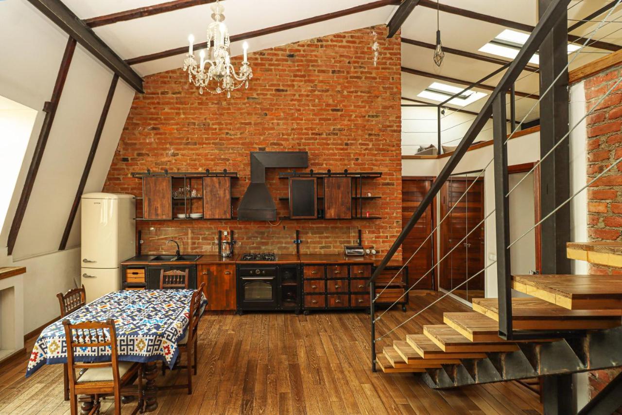Vintage Mezzanine Apt in City Center By Wehost
