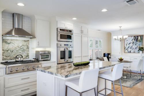 Relax in a Gorgeous 6 Person Quaint Home — 4-Star Luxury Hotel in San Jose, United States