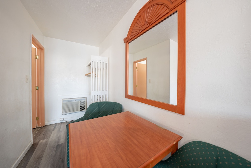 Budget Inn Madras - photo 10
