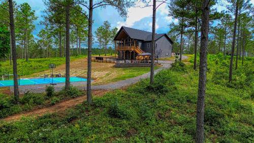 Luxury Mountain Lodge Pickleball court Sleep 16 — 4-Star Luxury Hotel in Ellijay, United States