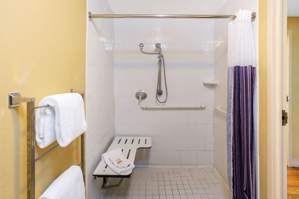 La Quinta Inn & Suites by Wyndham Sarasota Downtown - photo 18