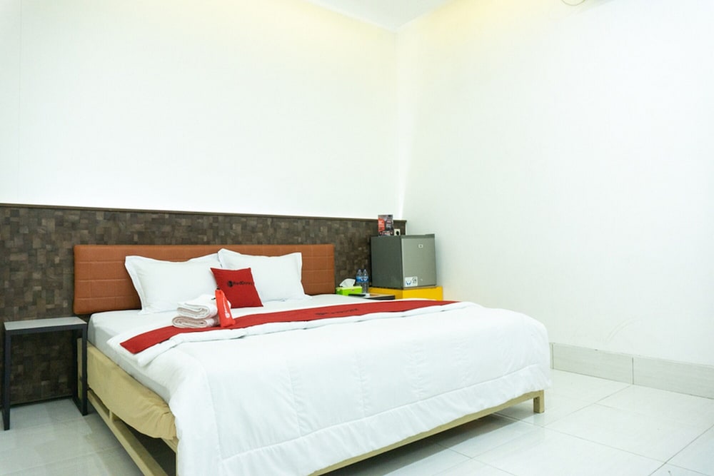 RedDoorz Plus @ Ende City Center — hotel in Ende