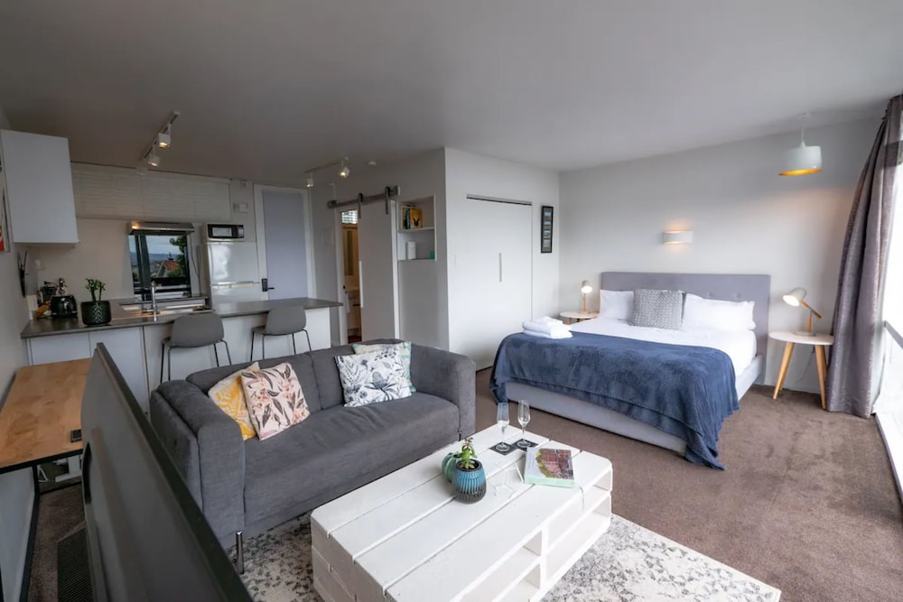 Centrally Located Light filled Studio w Parking — 4-Star Luxury Hotel in Auckland, New Zealand