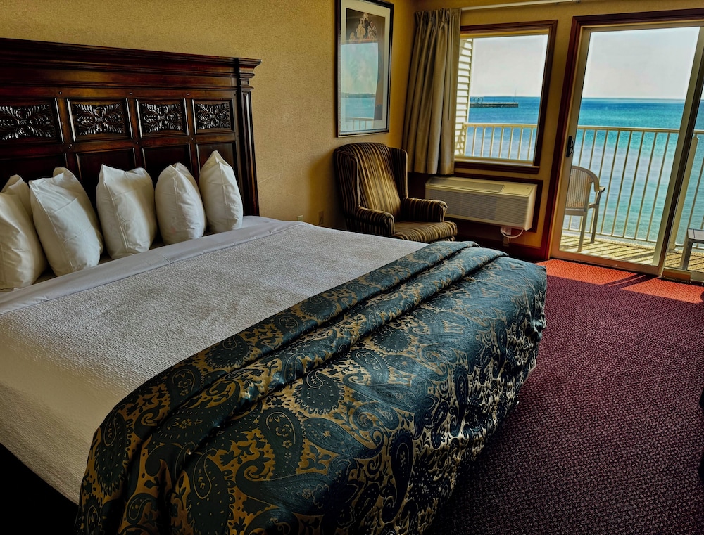 Hamilton Inn Select Beachfront Mackinaw City - photo 17