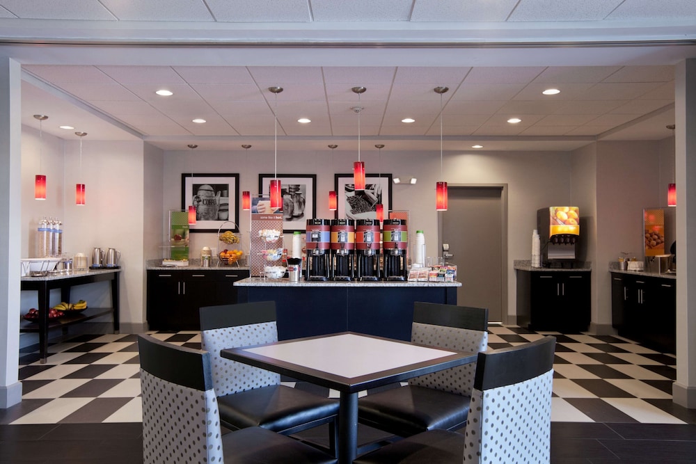 Hampton Inn & Suites Roanoke Airport - photo 39