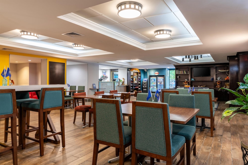 Hampton Inn Portsmouth Central - photo 56